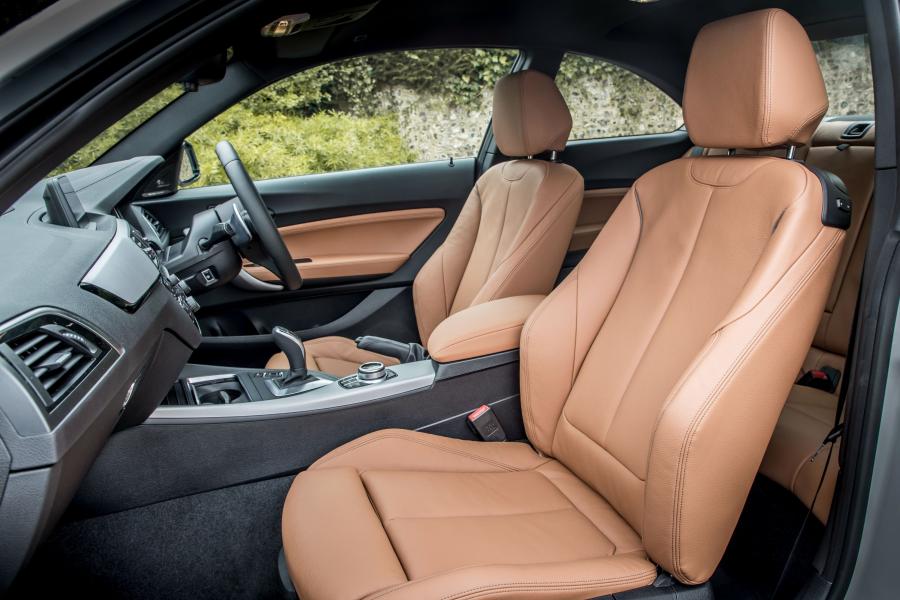 Интерьер BMW M240i Coupe (F22) 2017 года  (UK) (фото 2 из 19)